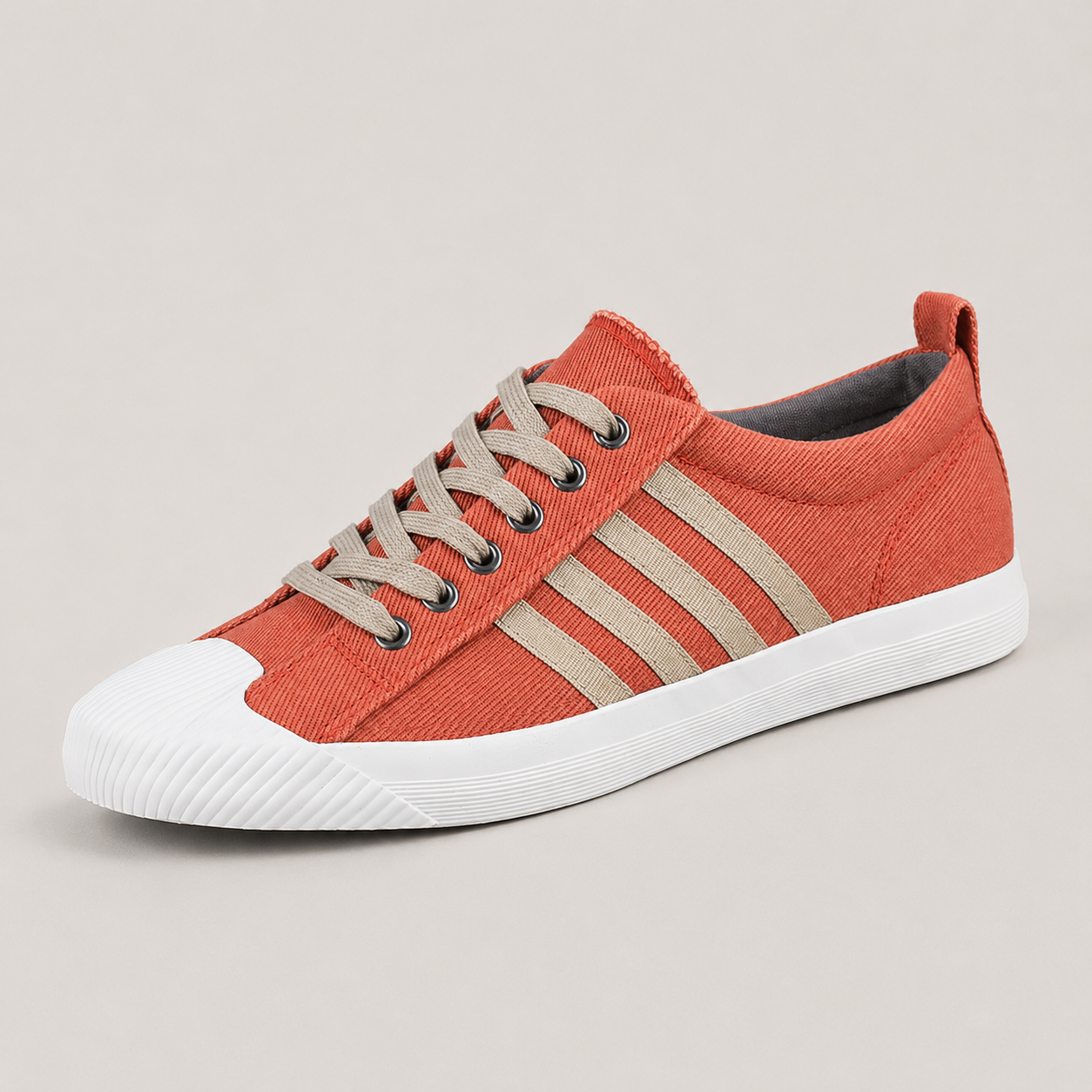 Casual Canvas Sneakers productfoto op warmgrijze achtergrond