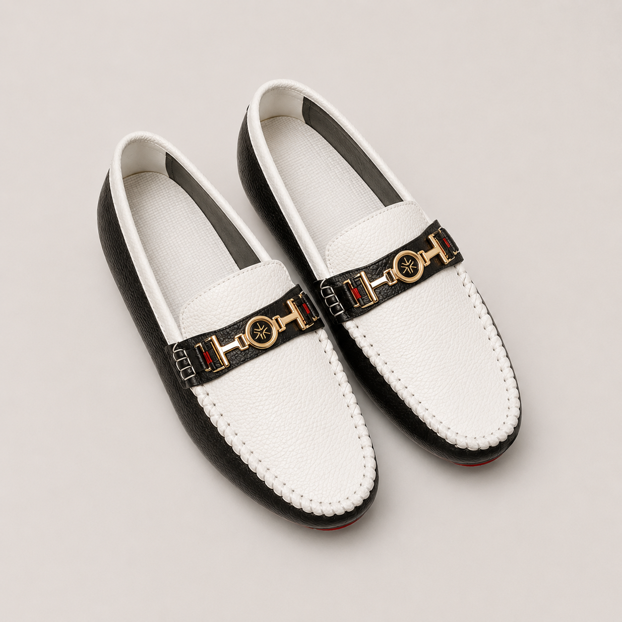 Modern Leather Loafers productfoto op warmgrijze achtergrond