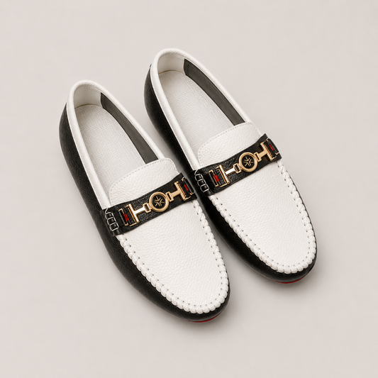 Modern Leather Loafers productfoto op warmgrijze achtergrond