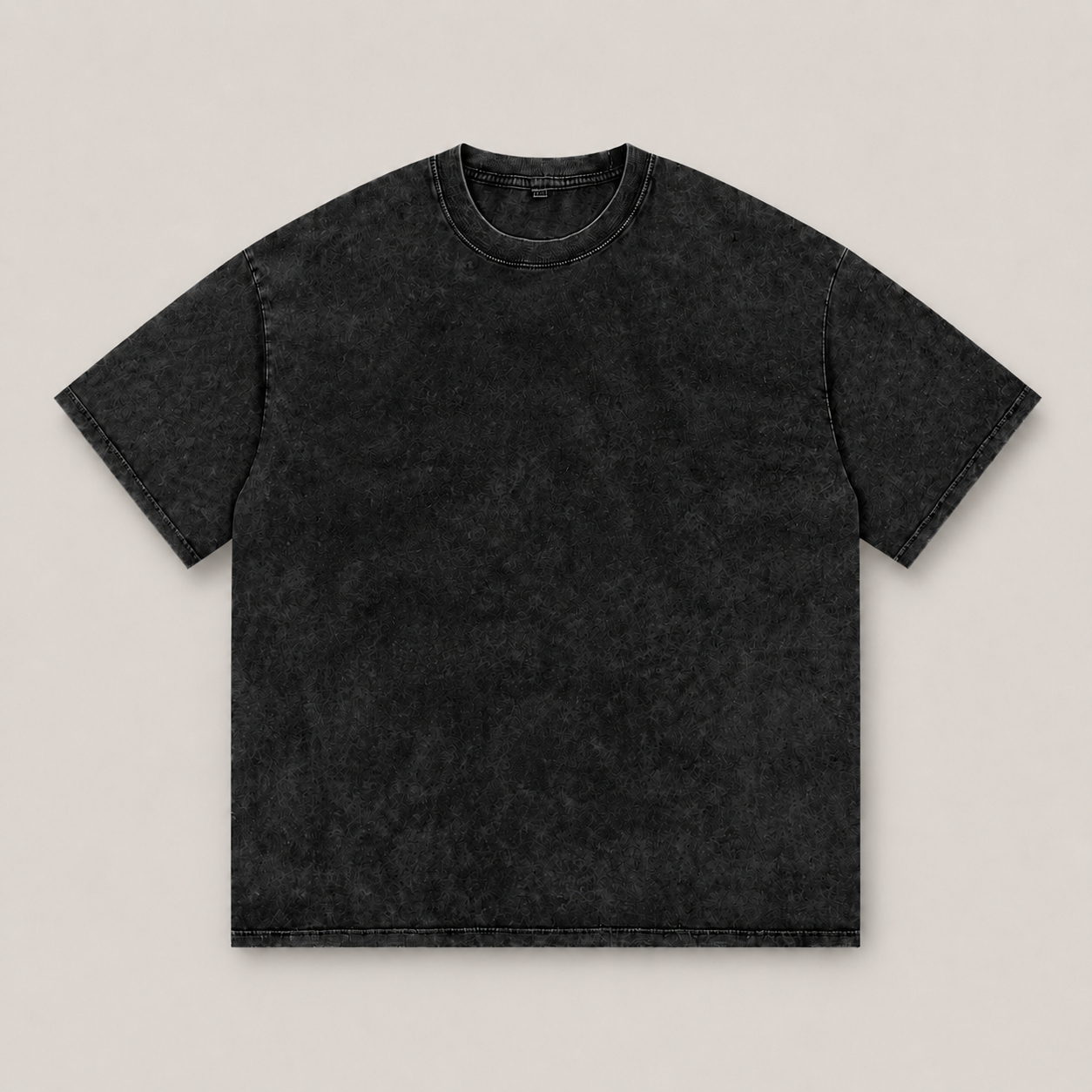 Snow-Washed Tee productfoto op uniforme warmgrijze achtergrond